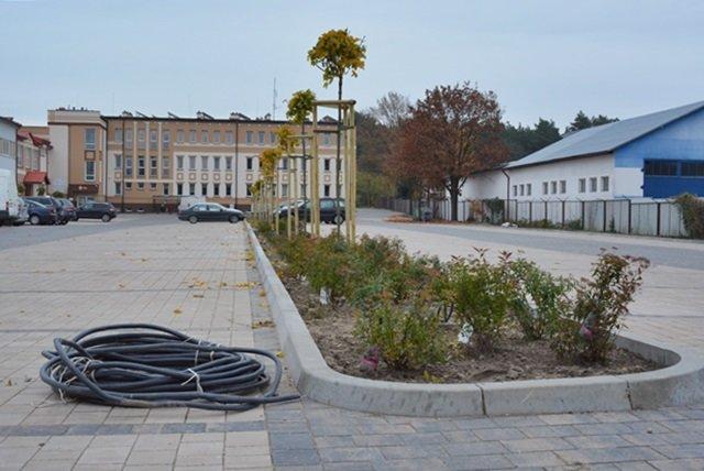Plac przy urzędzie pięknieje. Wkrótce nowy wygląd zyska też przedszkole