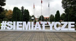 Zdjęcie przedstawia: Przystanek historia przyjedzie do Siemiatycz