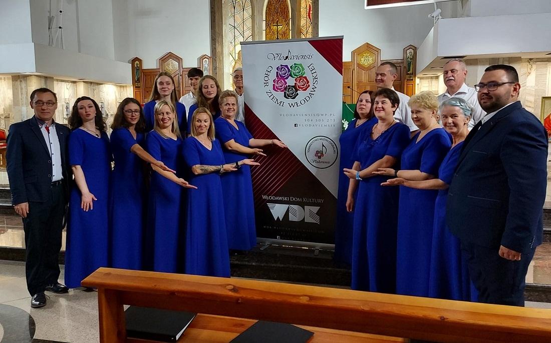 Wsłuchaj się w pieśni chóru w pięknej świątyni