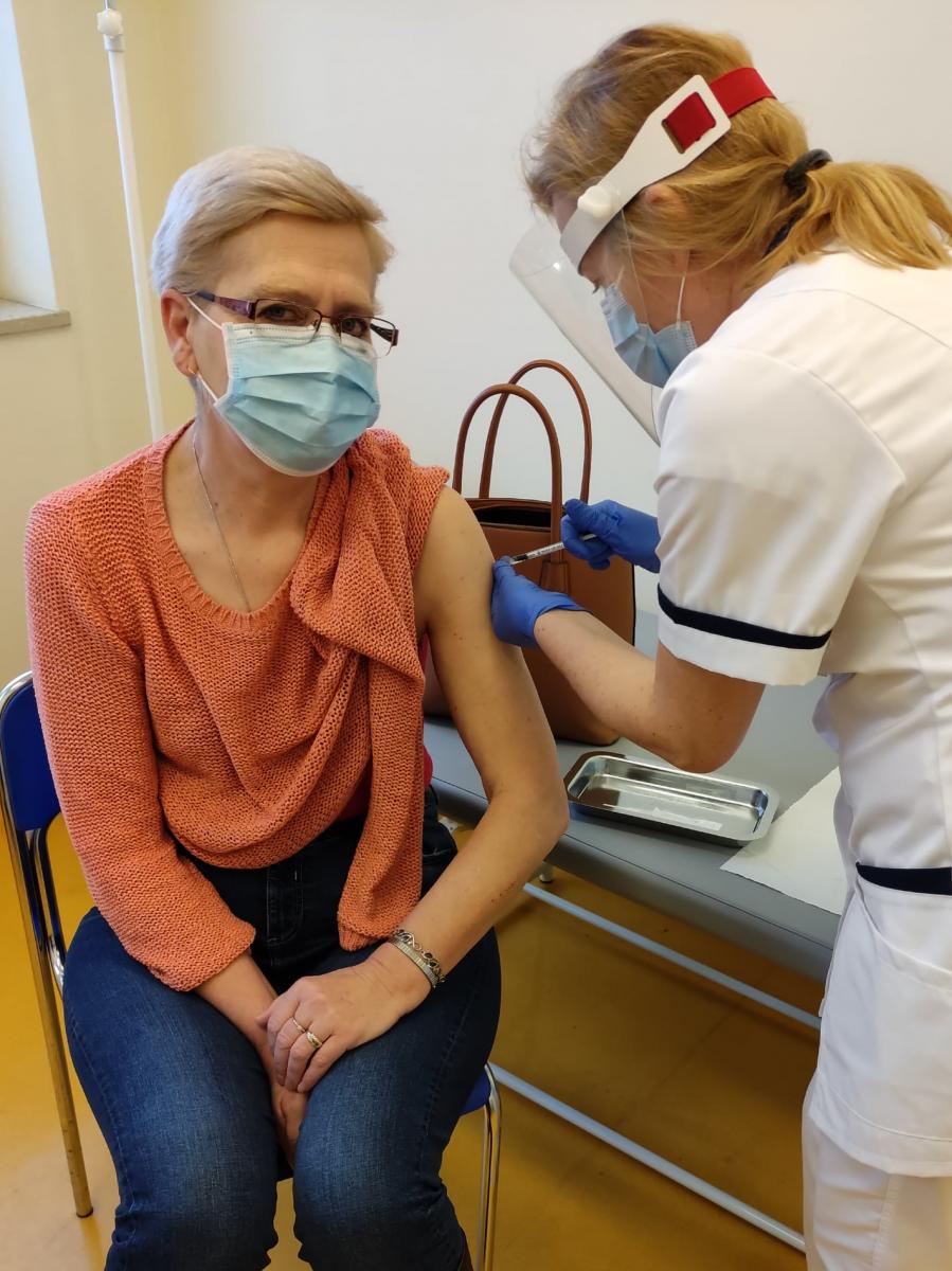 Nadjedzie szczepieniobus z jednodawkową szczepionką
