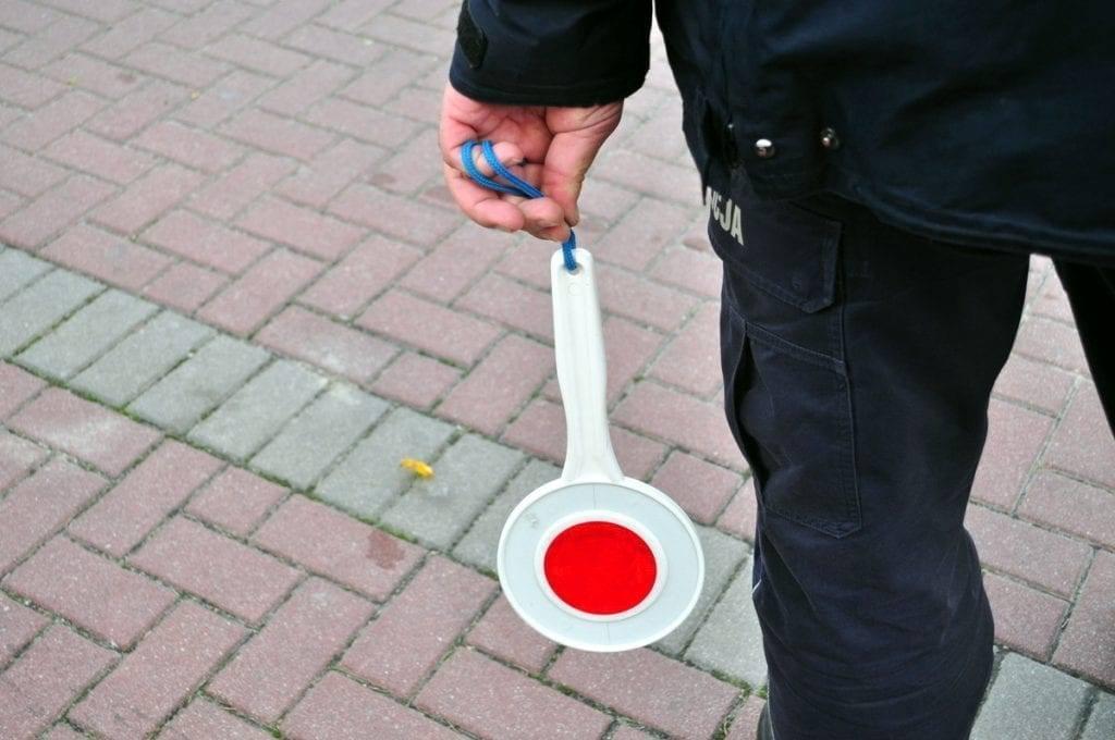 Jechał pod wpływem bez uprawnień. Był poszukiwany