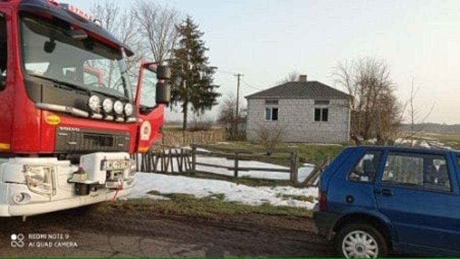 Dziesięciu strażaków gasiło pożar domu. Właściciel poparzony
