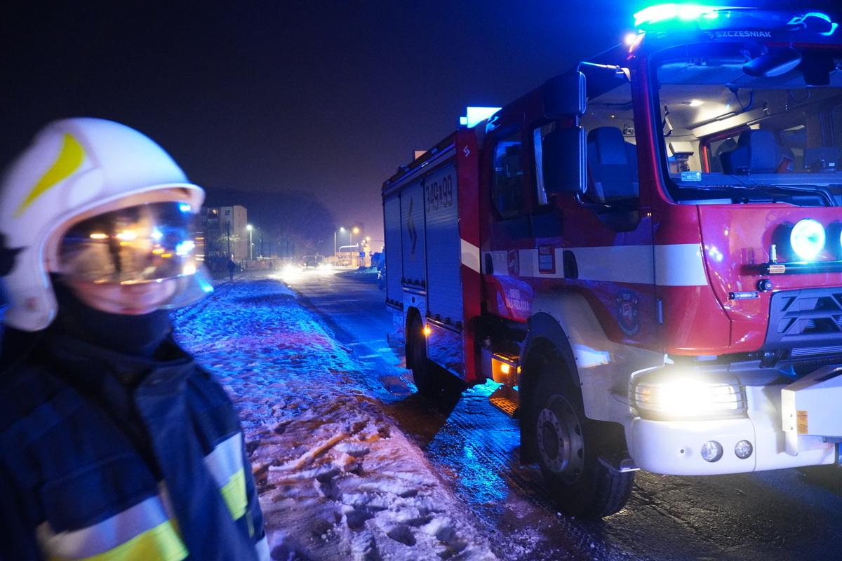 Pożar w drewnianym domu. Wyprowadzono z ognia dwie osoby