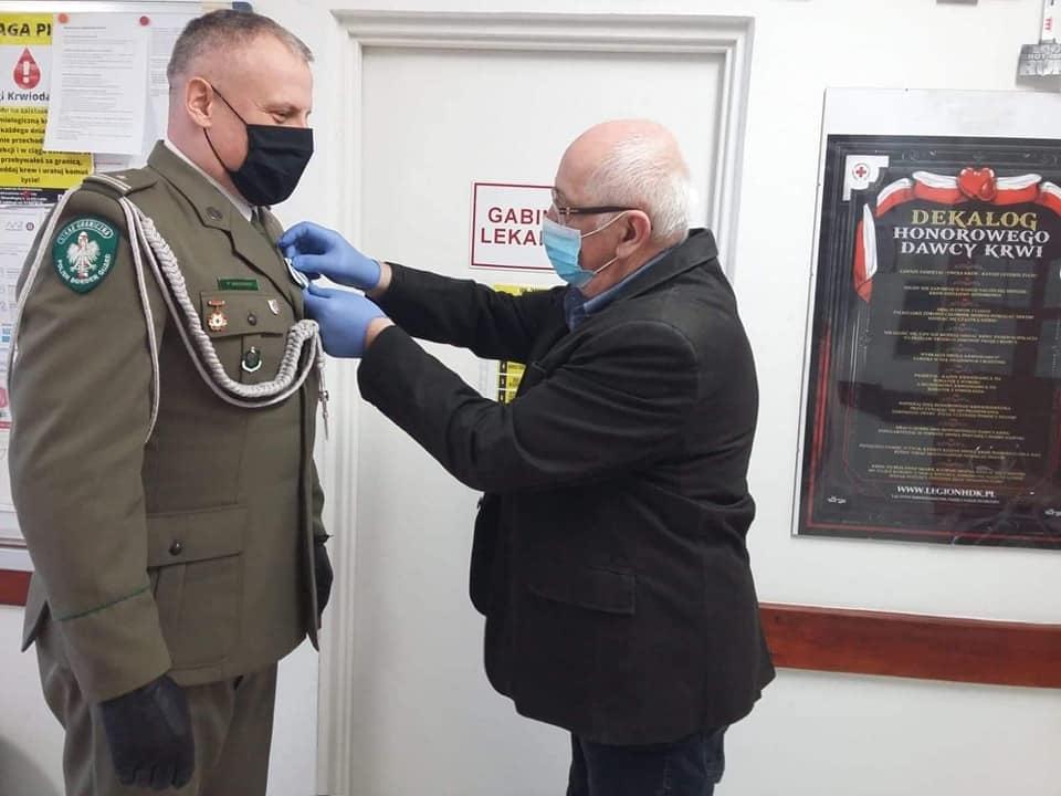 Kolejny honorowy dawca krwi na medal
