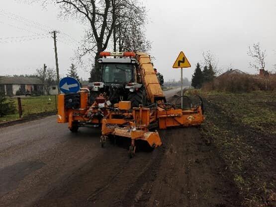 Korzystają z pogody i ścinają pobocza