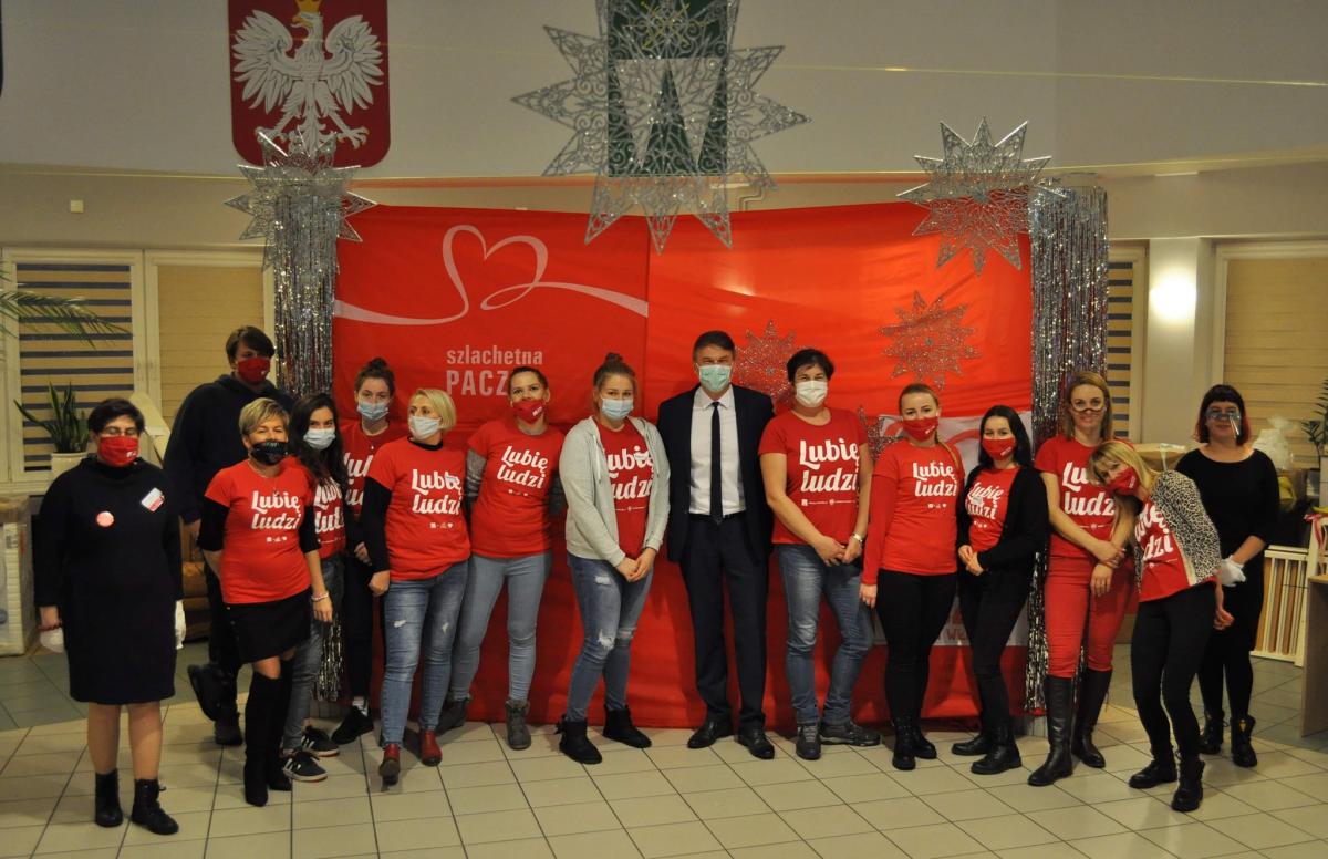 Urzędnicy wspierają innych 