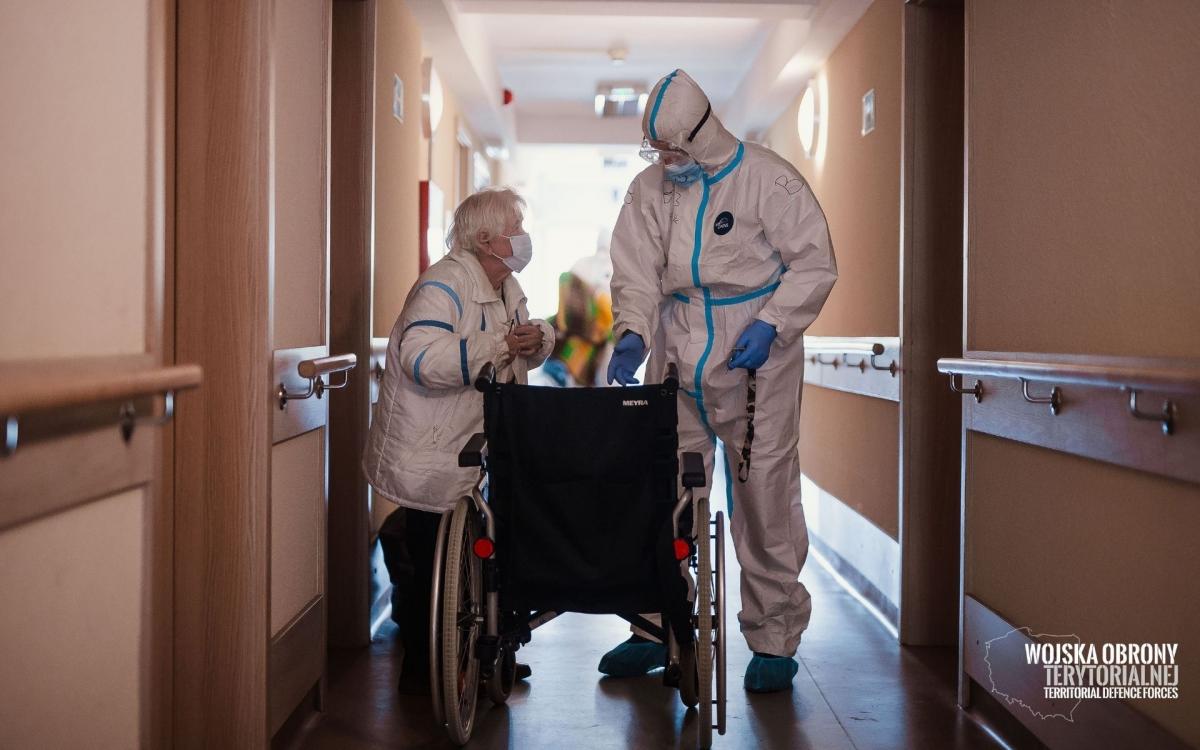 Żołnierze pomagają przy seniorach w Różańce