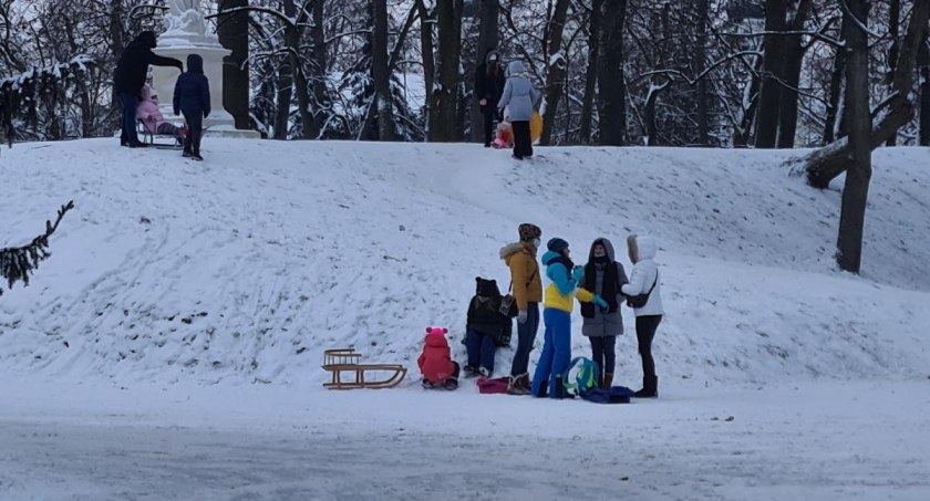 Straż miejska we Włodawie przypomina o zasadach bezpieczeństwa podczas ferii zimowych
