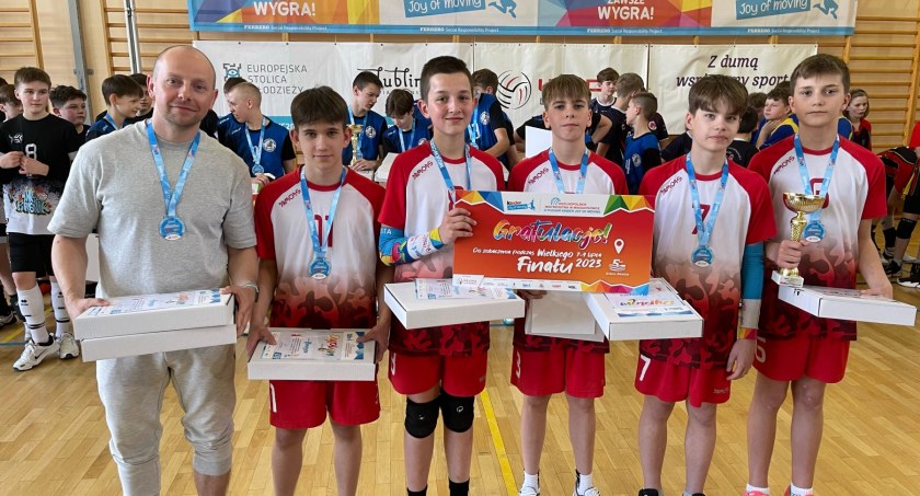 Reprezentacja Szkoły Podstawowej nr 4 w Łukowie zdobyła awans do Mistrzostw Polski w piłce siatkowej „Kinder Joy of Moving”, 