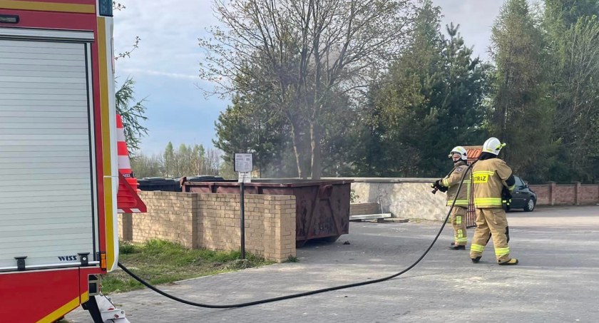 Palił się kontener na śmieci. Szybka interwencja strażaków! 