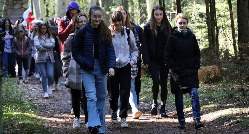 Młodzież z Powiatu Łukowskiego przeszła w Marszu 3-majowym po Jacie (WIDEO)
