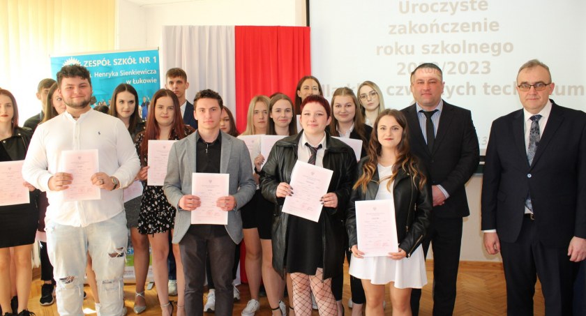 Mury Zespołu Szkół nr 1 opuszczają czwartoklasiści (ZDJĘC(A)