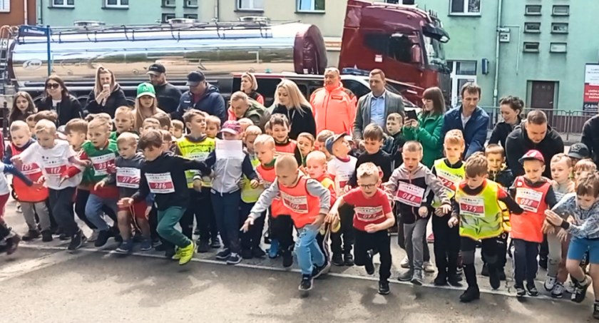 Bieg Smerfa i Krasnala w Łukowie. Przedszkolaki na start (WIDEO)