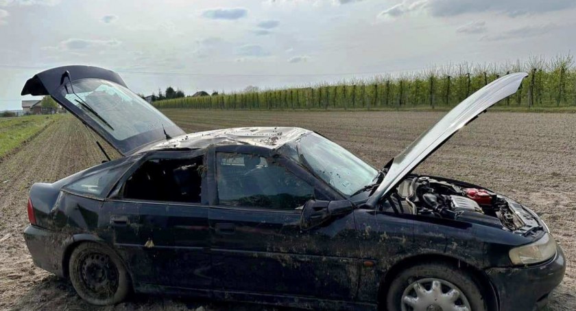 Wypadek w Krzywdzie. Auto wylądowało na polu 