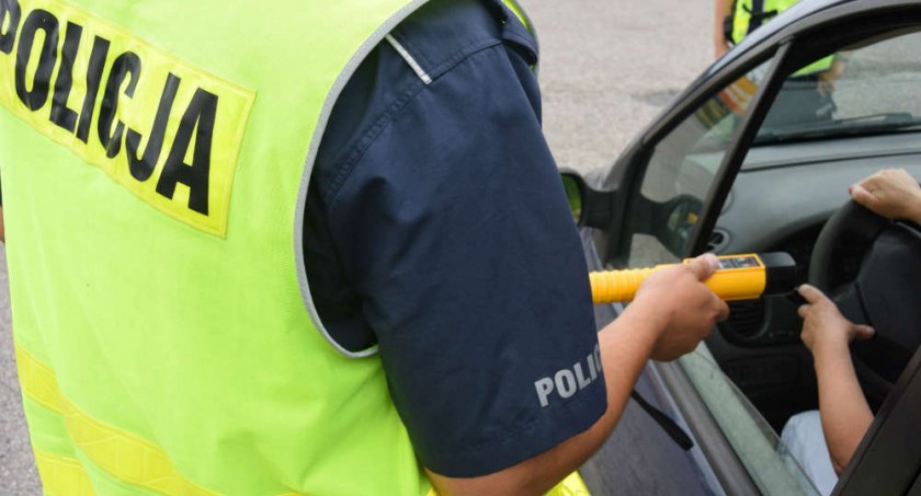 JECHAŁ WĘŻYKIEM, WPADŁ DZIĘKI ZGŁOSZENIU OD ŚWIADKA. 61- LATEK ZATRZYMANY W ZAOLSZYNIU! 