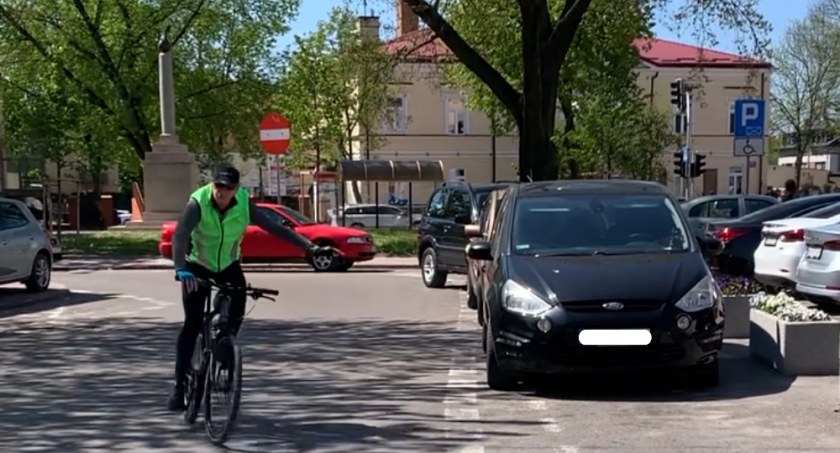 100 kilometrów na rowerze. Poseł Sławomir Skwarek odpoczywa po pracy (WIDEO)