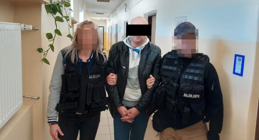Policjanci zatrzymali wyjątkowo perfidnego oszusta. Oskubał ludzi i banki na prawie 4 mln zł. 