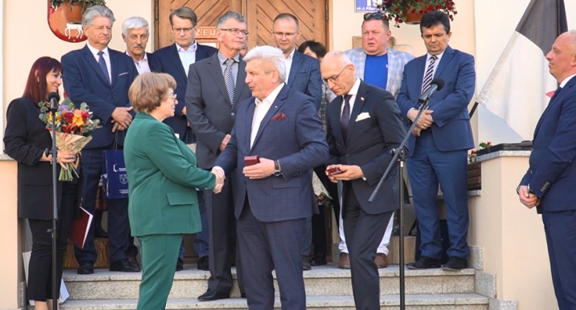 Elżbieta Domiańczyk oraz Andrzej Bednaruk z odznakami Zasłużony dla Kultury Polskiej  (WIDEO)