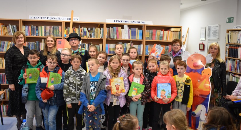 Pan Kuleczka w Bibliotece w Woli Mysłowskiej. Dzieci były przeszczęśliwe! 