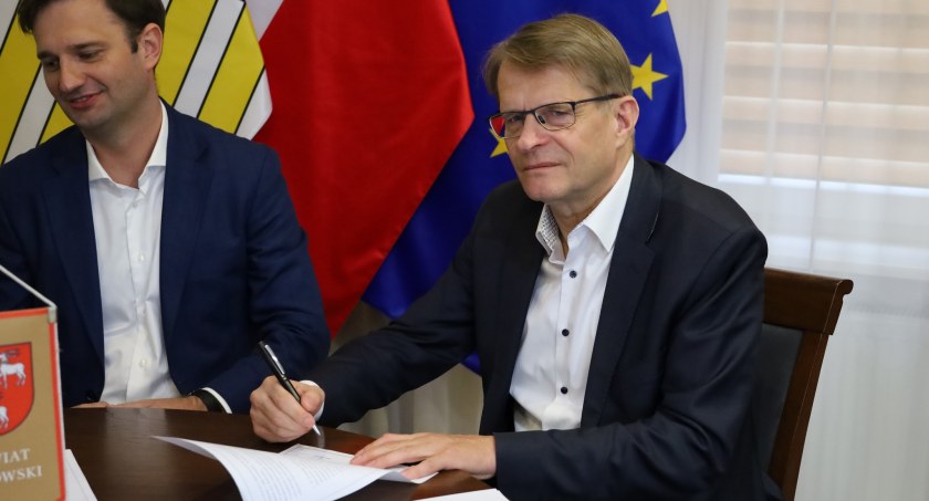 Droga w Wólce Świątkowej do przebudowy. Starosta Dariusz Szustek właśnie podpisał umowę (ZDJĘCIA)