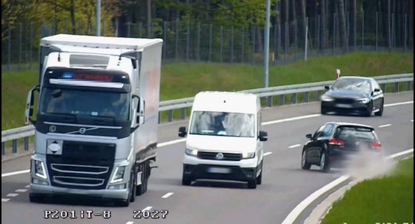 Wjechała pod prąd i omal nie spowodowała tragedii (WIDEO) 