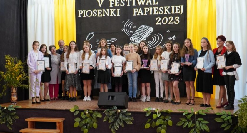 Kto śpiewa dwa razy się modli. Festiwal Piosenki Papieskiej w Wólce Domaszewskiej (WIDEO)
