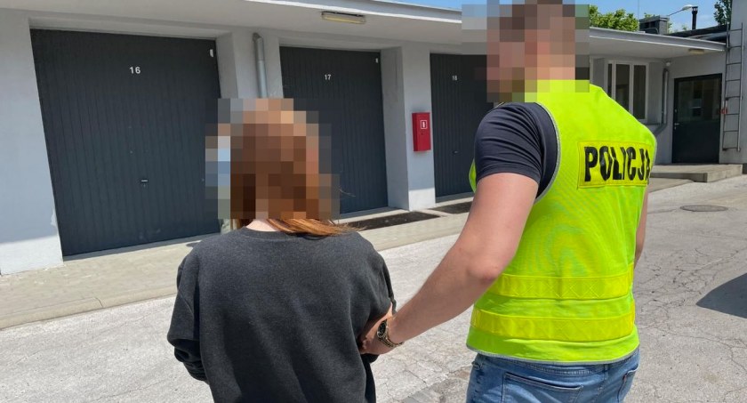 Pijani rodzice spali, a dzieci bawiły się same na balkonie! 