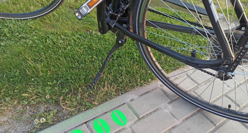 Tajemnicze numery na ścieżce rowerowej nad Zalewem w Łukowie 