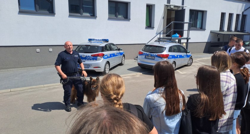 Uczniowie Warszawskiej podglądali pracę łukowskich policjantów (ZDJĘCIA)