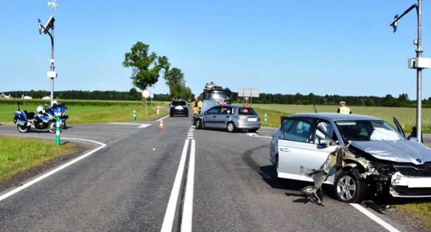 Poważny wypadek na DK 63. Kierowca hondy nie posiadał uprawnień do kierowania