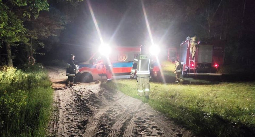 Karetka ugrzęzła podczas dojazdu do pacjenta. Pomogli strażacy! 