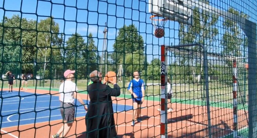 Ksiądz proboszcz gra w kosza! Jak wypadł rzut za dwa (WIDEO) 