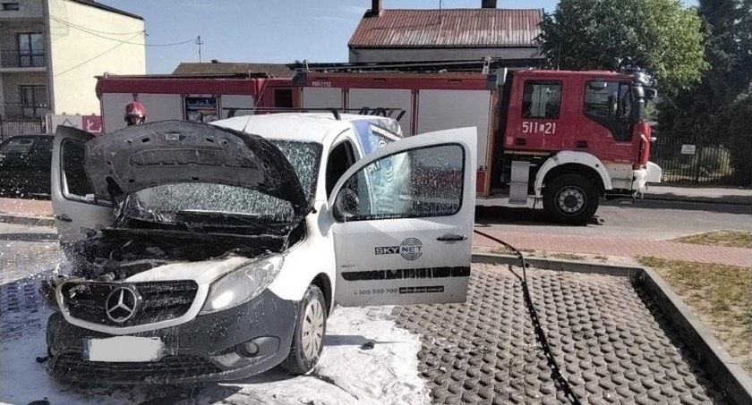 Spłonął samochód dostawczy. Strażacy robili co mogli (ZDJĘCIA) 