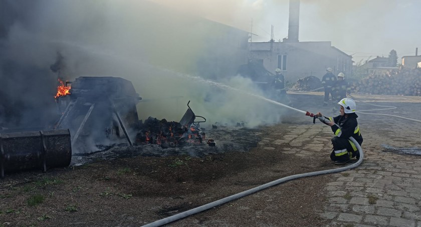Palił się tartak pod Łukowem. Szybka interwencja straży pożarnej! (ZDJĘCIA)
