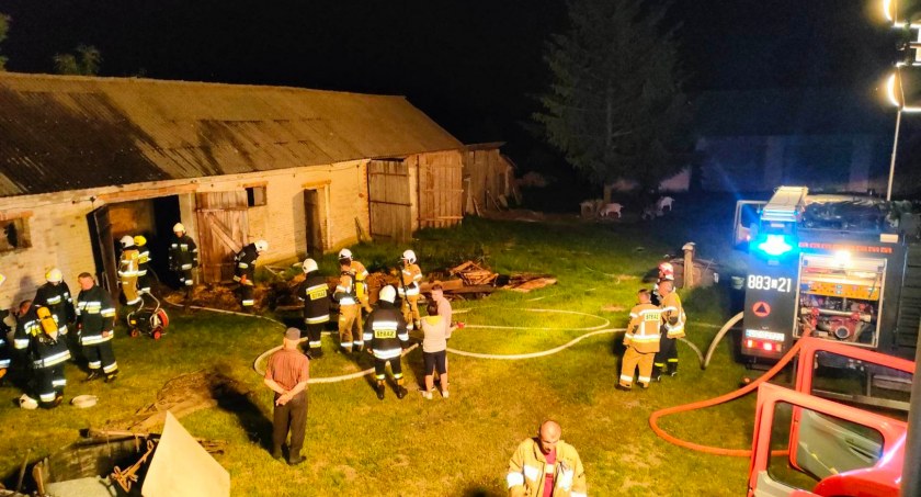 Paliły się budynki gospodarskie! Pięć jednostek straży w akcji (ZDJECIA)