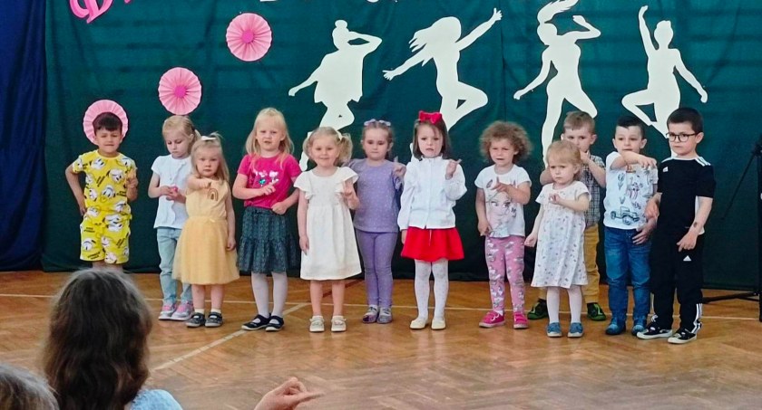 Dzień Rodziny w Wólce Domaszewskiej. Dzieci, rodzice i nauczyciele bawili się świetnia (WIDEO + ZDJĘCIA)