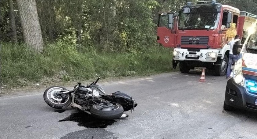 Wypadek z udziałem motocyklisty. Poszkodowanego zabrał śmigłowiec LPR (ZDJĘCIA)