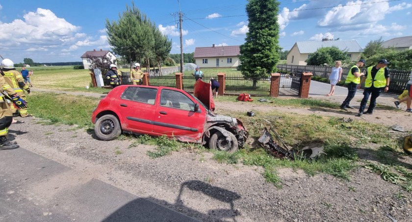 Kierowca renault zjechał z drogi i uderzył w przepust (ZDJĘCIA) 