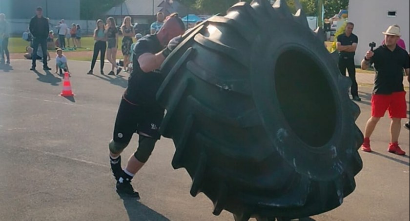 Przeciąga ciężarówki i przerzuca opony! Strongman z Łukowa. Kim jest Robert Czech pseudonim Sołtys (WIDEO) 
