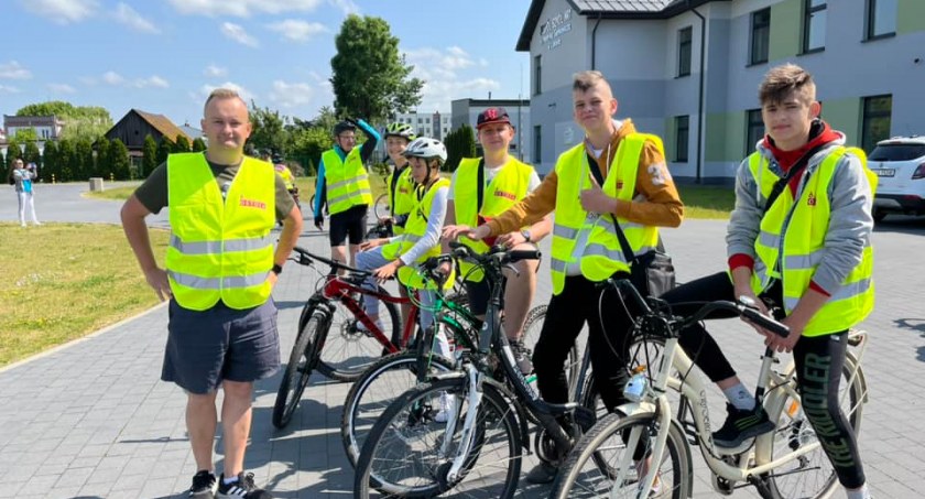 Pojechali rowerami by poznać lokalną historię (ZDJĘCIA) 