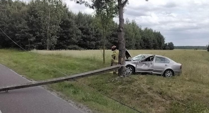 Osobówka uderzyła w słup i drzewo (ZDJĘCIA) 