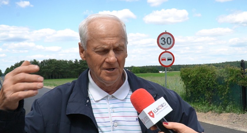 Zasypywał dziury w drodze grysem. Dziś ma nowy asfalt. Otwarcie drogi w Siedliskach (WIDEO) 