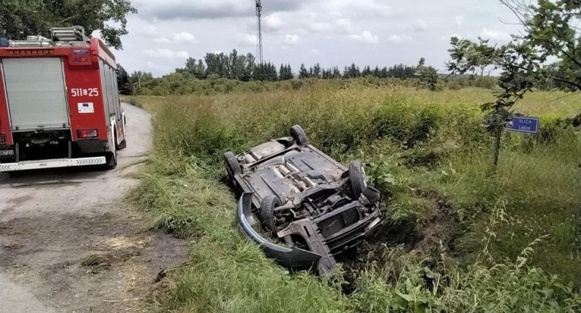 Dachowanie osobówki. Interweniowali strażacy (ZDJĘCIA) 
