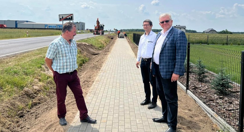 Powstaje chodnik w Świdrach. Plac budował wizytował radny Ryszard Szczygieł (ZDJĘCIA) 