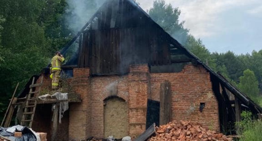 Paliła się stara cegielnia w Zgórznicy! Szybka interwencja straży (ZDJĘCIA)