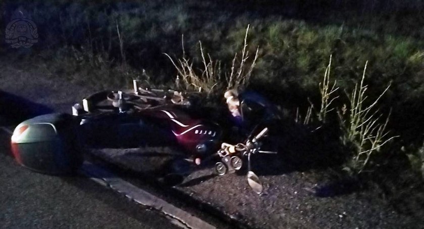 Śmierć na drodze. Późnym wieczorem zginął motorowerzysta (ZDJĘCIA) 