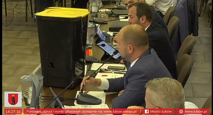 Radny z Łukowa przyniósł na sesję śmietniczkę. Po co ten happening? 