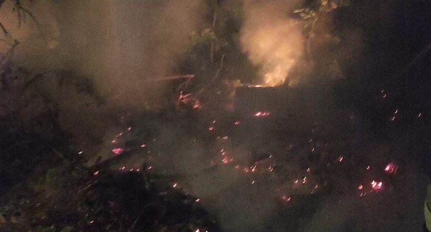 Nocny pożar lasu koło Stoczka. Straty poniosła też parafia w Jeleńcu
