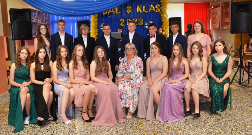 Młodzież wyglądała olśniewająco. Wyjątkowy Bal w Wojcieszkowie (ZDJĘCIA)
