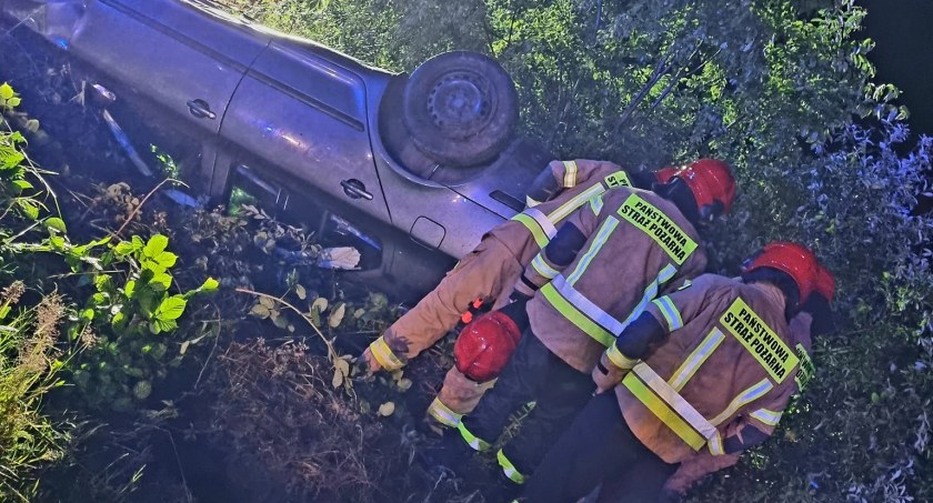 Tragiczny wypadek w miejscowości Zakępie - samochód osobowy dachował, trzy osoby poszkodowane (ZDJĘCIA)